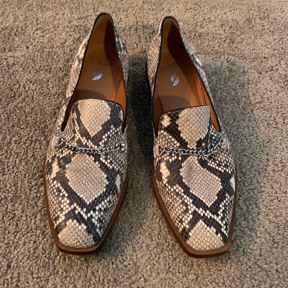 Perfect snakeskin Franco Sarto flats with silver chain accent. Sz 7. Fits 71/2.